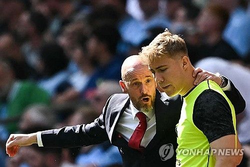 맨체스터 유나이티드가 라이벌 맨체스터 시티를 꺾고 2023-24시즌 잉글랜드 축구협회컵(FA컵)에서 우승을 차지하자 텐 하흐 감독을 향한 여론도 뒤집혔다. 당초 많은 팬들은 텐 하흐 감독의 전술적 능력을 의심하면서 텐 하흐 감독의 경질을 요구했으나, FA컵 결승전 이후 텐 하흐 감독이 신성들을 챙기는 모습을 보이자 그가 아버지 같다며 칭찬했다. 다만 바뀐 여론에도 불구하고 기존 텐 하흐 감독을 경질하기로 결정한 것으로 알려진 맨유가 선택을 바꿀지는 미지수다. 사진 연합뉴스