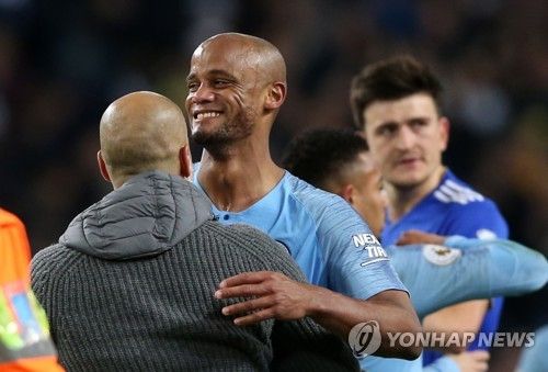 번리의 뱅상 콤파니 감독이 김민재의 소속팀 바이에른 뮌헨의 차기 사령탑으로 부임하는 게 유력해진 가운데 독일 유력 매체 빌트가 축구팬들을 대상으로 콤파니 감독이 뮌헨에 어울리는 지도자인지 묻는 설문을 실시했다. 11만 명이 넘는 팬들이 참여한 투표에서 콤파니 감독이 뮌헨에 어울리는 지도자가 아니라는 표가 무려 70%에 육박했다. 콤파니 감독의 긍정적인 요소들을 설명한 현지 매체들의 보도에도 불구하고 콤파니 감독의 능력에 대한 팬들의 의심은 여전한 듯하다. 사진 연합뉴스