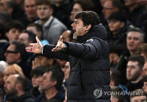 아직까지 에릭 텐 하흐 감독의 미래가 결정되지 않은 가운데, 맨체스터 유나이티드가 최근까지 첼시를 이끌었던 마우리시오 포체티노 감독을 포함한 다수의 감독 후보군과 접촉했다는 소식이 전해졌다. 영국 텔레그래프에 따르면 맨유는 현재 포체티노 감독과 브렌트퍼드의 토마스 프랭크 감독, 그리고 입스위치 타운의 승격을 이끈 키어런 맥케나 감독을 잠재적인 후보로 둔 것으로 알려졌다. 사진 연합뉴스