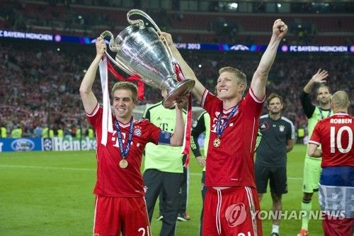 바이에른 뮌헨이 뱅상 콤파니 감독 선임을 목전에 둔 가운데 바스티안 슈바인슈타이거와 필립 람을 비롯한 뮌헨 레전드들은 콤파니가 세계적인 명장 펩 과르디올라 감독으로부터 자질을 인정 받았다는 점을 들어 긍정적인 반응을 보였다. 콤파니 감독은 현역 시절 맨체스터 시티에서 3년 동안 과르디올라 감독 밑에서 뛰었다. 이후 지도자로 변신한 과르디올라 감독으로부터 지도력을 칭찬 받았다. 콤파니 감독이 뮌헨 차기 사령탑 후보로 등극하자 과르디올라 감독은 뮌헨의 결정을 지지하면서 제자를 적극 추천했다. 연합뉴스