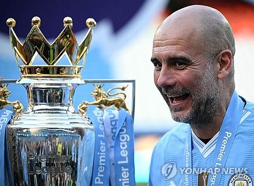 8년간 맨체스터 시티를 이끌며 다수의 프리미어리그(PL) 우승과 유럽축구연맹(UEFA) 챔피언스리그 우승을 비롯해 수많은 우승을 차지했던 펩 과르디올라 감독이 다음 시즌을 끝으로 맨체스터 시티를 떠난다는 소식이 전해졌다. 현지에서는 이번 시즌을 마지막으로 리버풀 지휘봉을 내려놓은 위르겐 클롭 감독이 그랬던 것처럼 과르디올라 감독 역시 장기간 팀을 지휘하는 동안 피로감을 느껴 지친 상태이고, 때문에 맨시티를 떠나는 걸 결정했다는 주장이 제기됐다. 사진 연합뉴스