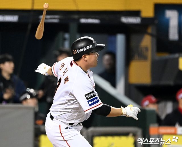 30일 오후 대전 한화생명이글스파크에서 열린 2024 신한 SOL Bank KBO리그 SSG 랜더스와 한화 이글스의 경기, 7회말 2사 만루 한화 안치홍이 3타점 2루타를 날리고 있다. 엑스포츠뉴스 DB