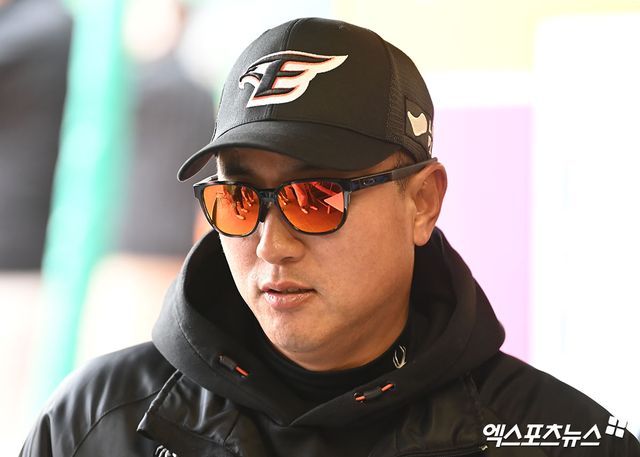 26일 오후 인천SSG랜더스필드에서 열리는 2024 신한 SOL Bank KBO리그 한화 이글스와 SSG 랜더스의 경기, 한화 최원호 감독이 취재진과 대화를 나누고 있다. 엑스포츠뉴스 DB