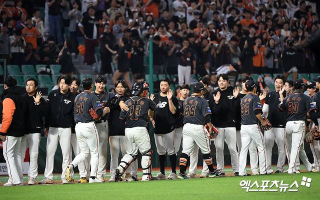 24일 오후 인천SSG랜더스필드에서 열린 2024 신한 SOL Bank KBO리그 한화 이글스와 SSG 랜더스의 경기, 한화가 김태연 노시환 채은성의 홈런에 힘입어 SSG에 7-5로 승리했다. ​이날 경기에서 승리한 한화 선수들이 기뻐하고 있다. 엑스포츠뉴스 DB