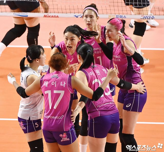 인천 부평구 삼산월드체육관 열린 도드람 2023-2024 V-리그 흥국생명과 현대건설의 챔피언결정전 3차전 경기, 흥국생명 선수들이 득점 후 기뻐하고 있다. 엑스포츠뉴스DB