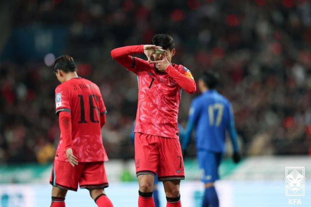 6월 A매치 2연전에 나설 대한민국 축구 국가대표팀 소집 명단이 공개됐다. 한국은 6월 A매치 기간 동안 김도훈 임시 감독 체제로 2026 국제축구연맹(FIFA) 북중미 월드컵 아시아지역 2차 예선 C조 조별리그 5차전과 6차전을 치른다. 이번 소집에서는 배준호, 황재원, 최준, 하창래 등 A대표팀에 최초 발탁된 선수들이 7명이나 된다. 또한 대표팀 수비의 기둥인 김민재가 소속팀에서 당한 발목 부상으로 인해 명단 제외된 점도 눈에 띈다. 사진 KFA