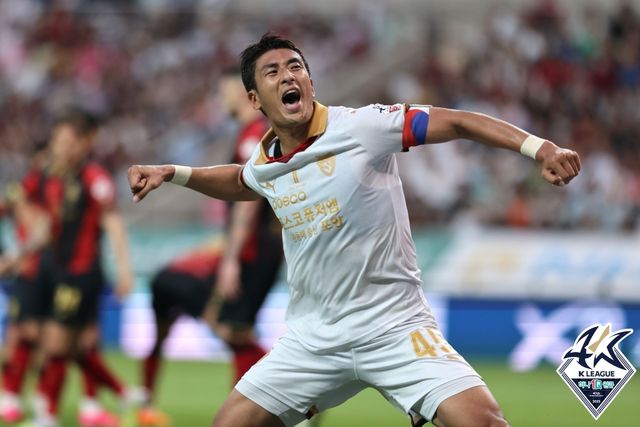 주축 선수들의 이탈은 새로운 얼굴들에게는 기회다. 6월 A매치 기간 열리는 2026 국제축구연맹(FIFA) 북중미 아시아지역 2차 예선 5차전과 6차전을 앞두고 공개된 소집 명단에는 국가대표팀에 최초 발탁된 선수가 일곱 명이나 있다. 이들 중 조규성과 김민재, 설영우가 빠진 자리에서 기회를 받을 선수들이 몇몇 존재한다. 사진 한국프로축구연맹