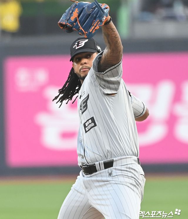 25일 오후 수원KT위즈파크에서 열린 2024 신한 SOL Bank KBO리그 한화 이글스와 KT 위즈의 경기, 1회말 한화 선발투수 페냐가 공을 힘차게 던지고 있다. 엑스포츠뉴스 DB