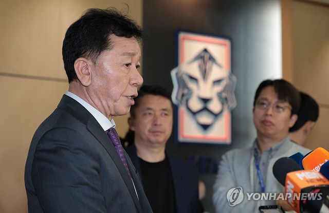 6월 A매치 2연전에 나설 대한민국 축구 국가대표팀 소집 명단이 공개됐다. 한국은 6월 A매치 기간 동안 김도훈 임시 감독 체제로 2026 국제축구연맹(FIFA) 북중미 월드컵 아시아지역 2차 예선 C조 조별리그 5차전과 6차전을 치른다. 이번 소집에서는 배준호, 황재원, 최준, 하창래 등 A대표팀에 최초 발탁된 선수들이 7명이나 된다. 또한 대표팀 수비의 기둥인 김민재가 소속팀에서 당한 발목 부상으로 인해 명단 제외된 점도 눈에 띈다. 사진 연합뉴스