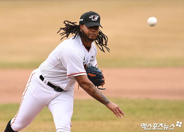11일 대전 한화생명이글스파크에서 열린 2024 신한 SOL Bank KBO리그 KIA 타이거즈와 한화 이글스의 시범경기, 1회초 한화 선발투수 페냐가 역투하고 있다. 엑스포츠뉴스 DB