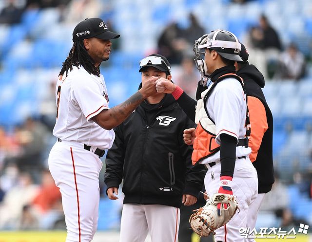 11일 대전 한화생명이글스파크에서 열린 2024 신한 SOL Bank KBO리그 KIA 타이거즈와 한화 이글스의 시범경기, 5회초 1사 1루 한화 선발투수 페냐가 교체되어 마운드를 내려가기 전 포수 이재원과 주먹을 맞대고 있다. 엑스포츠뉴스 DB
