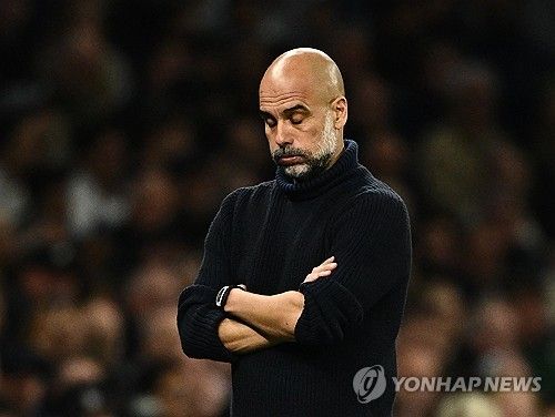 8년간 맨체스터 시티를 이끌며 다수의 프리미어리그(PL) 우승과 유럽축구연맹(UEFA) 챔피언스리그 우승을 비롯해 수많은 우승을 차지했던 펩 과르디올라 감독이 다음 시즌을 끝으로 맨체스터 시티를 떠난다는 소식이 전해졌다. 현지에서는 이번 시즌을 마지막으로 리버풀 지휘봉을 내려놓은 위르겐 클롭 감독이 그랬던 것처럼 과르디올라 감독 역시 장기간 팀을 지휘하는 동안 피로감을 느껴 지친 상태이고, 때문에 맨시티를 떠나는 걸 결정했다는 주장이 제기됐다. 사진 연합뉴스
