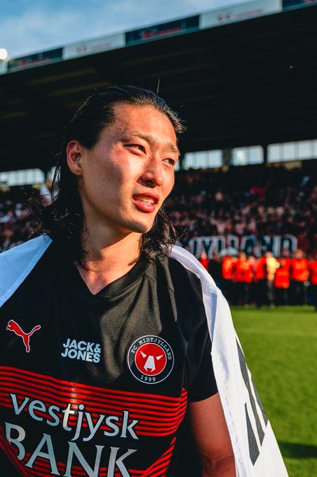 미트윌란은 27일 덴마크 헤르닝에 위치한 MCH 아레나에서 열린 실케보르와의 덴마크 수페르리가 챔피언십라운드 최종전서 3 대 3 무승부를 거뒀다. 같은 시간 승점이 같았던 선두 브뢴비가 최종전에서 패하면서 미트윌란이 선두 자리에 올라 이번 시즌 덴마크 수페르리가 챔피언으로 등극했다. 이번 시즌 리그에서 12골 4도움을 올리며 팀의 역전 우승에 일조한 조규성은 데뷔 시즌에 리그 챔피언으로 등극하자 믿기 어렵다는 반응을 보였다. 미트윌란 SNS