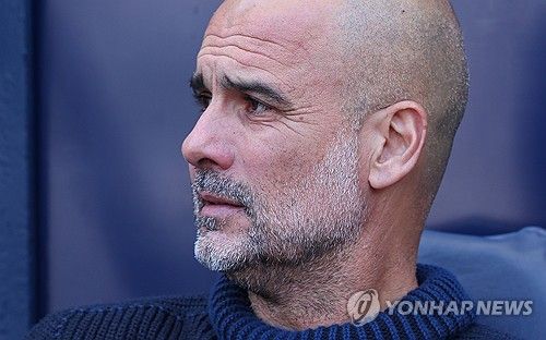 펩 과르디올라 감독이 맨체스터 시티를 떠난다는 소식이 전해지면서 프리미어리그(PL) 판도에 변화가 생길 것이라는 예상이 나오고 있다. 오랜 기간 PL에서 절대적인 모습을 보여줬던 맨시티는 2023-24시즌 FA컵에서 라이벌 맨체스터 유나이티드에 패배하면서 우승컵을 내줬고, 리그에서도 아스널에 막바지까지 추격을 허용하다 간신히 우승을 차지했다. 과르디올라 감독이 맨시티를 떠난다면 라이벌 팀들과 맨시티 사이의 격차가 더욱 좁아져 판도를 뒤집을 수 있을 거라는 예상이다. 사진 연합뉴스