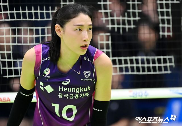 경기도 수원실내체육관에서 열린 도드람 2023-2024 V-리그 현대건설과 흥국생명의 경기, 흥국생명 김연경이 공격실패 후 아쉬워하고 있다. 엑스포츠뉴스DB