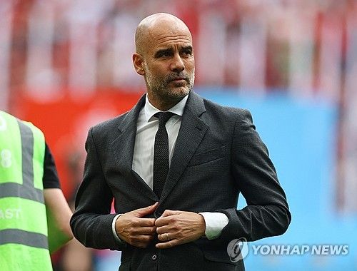 펩 과르디올라 감독이 맨체스터 시티를 떠난다는 소식이 전해지면서 프리미어리그(PL) 판도에 변화가 생길 것이라는 예상이 나오고 있다. 오랜 기간 PL에서 절대적인 모습을 보여줬던 맨시티는 2023-24시즌 FA컵에서 라이벌 맨체스터 유나이티드에 패배하면서 우승컵을 내줬고, 리그에서도 아스널에 막바지까지 추격을 허용하다 간신히 우승을 차지했다. 과르디올라 감독이 맨시티를 떠난다면 라이벌 팀들과 맨시티 사이의 격차가 더욱 좁아져 판도를 뒤집을 수 있을 거라는 예상이다. 사진 연합뉴스