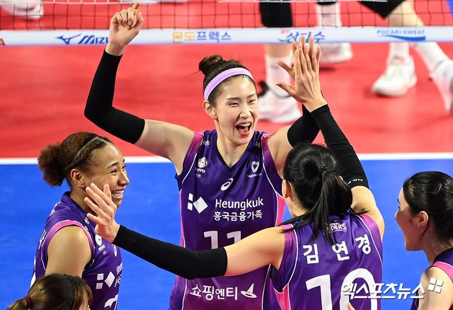 경기도 화성 종합실내체육관에 열린 도드람 2023-2024 V-리그 IBK 기업은행과 흥국생명의 경기, 흥국생명 김수지가 득점 후 김연경과 하이파이브를 하고 있다. 엑스포츠뉴스DB