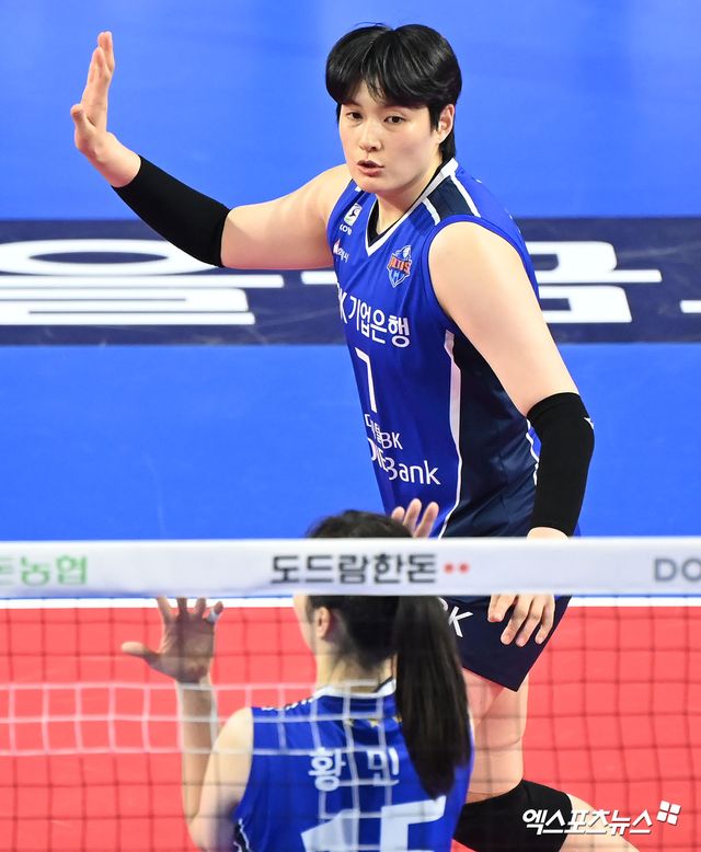 경기도 화성 종합실내체육관에 열린 도드람 2023-2024 V-리그 IBK 기업은행과 정관장의 경기, 기업은행 김희진이 득점 후 기뻐하고 있다. 엑스포츠뉴스DB