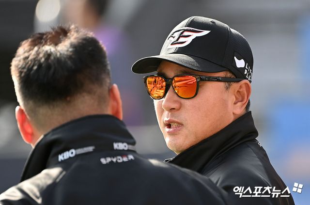 25일 오후 수원KT위즈파크에서 열리는 2024 신한 SOL Bank KBO리그 한화 이글스와 KT 위즈의 경기, 한화 최원호 감독이 관계자와 대화를 나누고 있다. 엑스포츠뉴스 DB
