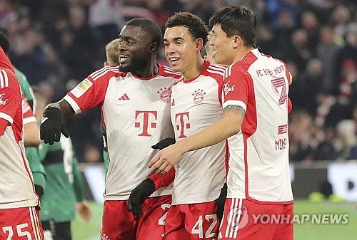 독일 매체 TZ가 28일(한국시간) 뮌헨 부임이 유력한 콤파니 감독이 현재 선수단 내에서 저평가받는 선수들에게 기회를 주려고 한다면서 다요 우파메카노에게 기회를 주려 한다고 전했다.&nbsp;다음 시즌 주전 경쟁에 집중하겠다고 말한 김민재에게는 부정적인 소식이다. 연합뉴스 