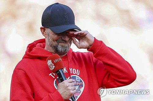 8년간 맨체스터 시티를 이끌며 다수의 프리미어리그(PL) 우승과 유럽축구연맹(UEFA) 챔피언스리그 우승을 비롯해 수많은 우승을 차지했던 펩 과르디올라 감독이 다음 시즌을 끝으로 맨체스터 시티를 떠난다는 소식이 전해졌다. 현지에서는 이번 시즌을 마지막으로 리버풀 지휘봉을 내려놓은 위르겐 클롭 감독이 그랬던 것처럼 과르디올라 감독 역시 장기간 팀을 지휘하는 동안 피로감을 느껴 지친 상태이고, 때문에 맨시티를 떠나는 걸 결정했다는 주장이 제기됐다. 사진 연합뉴스