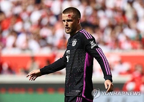 바이에른 뮌헨의 철벽은 에릭 다이어였다. 겨울 이적시장을 통해 뮌헨에 합류한 다이어가 절반의 시즌을 소화하며 리그에서 드리블 돌파를 단 1회 허용한 기록이 주목받고 있다.&nbsp;축구 통계 매체 후스코어드닷컴은 26일(한국시간) 소셜네트워크서비스(SNS)를 통해 다이어가 이번 시즌 독일 분데스리가에서 1000분 이상 소화한 필드 플레이어들 중 드리블 돌파 허용에서 가장 적은 수치(1회)를 기록했다고 발표했다. 사진 연합뉴스