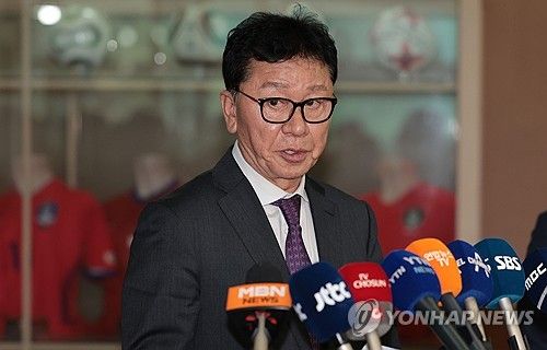 6월 A매치 2연전에 나설 대한민국 축구 국가대표팀 소집 명단이 공개됐다. 한국은 6월 A매치 기간 동안 김도훈 임시 감독 체제로 2026 국제축구연맹(FIFA) 북중미 월드컵 아시아지역 2차 예선 C조 조별리그 5차전과 6차전을 치른다. 이번 소집에서는 배준호, 황재원, 최준, 하창래 등 A대표팀에 최초 발탁된 선수들이 7명이나 된다. 또한 대표팀 수비의 기둥인 김민재가 소속팀에서 당한 발목 부상으로 인해 명단 제외된 점도 눈에 띈다. 사진 연합뉴스