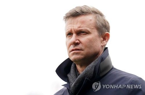 6월 A매치 2연전에 나설 대한민국 축구 국가대표팀 소집 명단이 공개됐다. 한국은 6월 A매치 기간 동안 김도훈 임시 감독 체제로 2026 국제축구연맹(FIFA) 북중미 월드컵 아시아지역 2차 예선 C조 조별리그 5차전과 6차전을 치른다. 이번 소집에서는 배준호, 황재원, 최준, 하창래 등 A대표팀에 최초 발탁된 선수들이 7명이나 된다. 또한 대표팀 수비의 기둥인 김민재가 소속팀에서 당한 발목 부상으로 인해 명단 제외된 점도 눈에 띈다. 사진 연합뉴스