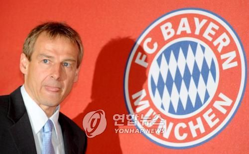 바이에른 뮌헨 레전드 필립 람은 스포르트1과의 인터뷰를 통해 뱅상 콤파니 감독이 친정팀의 새로운 사령탑으로 적합하다고 주장했다. 뮌헨은 곧 팀을 떠나는 토마스 투헬 감독 후임으로 번리를 이끌고 있는 콤파니 감독을 낙점했다. 이미 보상금 등을 비롯해 번리와의 협상이 합의에 도달해 선임이 초읽기에 들어갔다. 이때 뮌헨의 전설적인 선수 람은 콤파니 감독이 과거 세계적인 수비수이자 클럽 주장을 맡은 적이 있고 펩 과르디올라 감독의 지도를 받았다는 점을 들어 친정팀의 선택을 지지했다. 연합뉴스