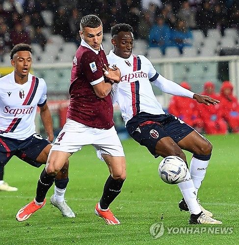 김민재의 전 소속팀인 나폴리에 부임하는 게 유력한 명장 안토니오 콘테 감독이 토리노의 부주장이자 핵심 센터백인 알렉산드로 본조르노를 원하는 것으로 알려졌다. 이탈리아 축구 전문가 니콜로 스키라는 27일(한국시간) 콘테 감독이 본조르노를 최우선 타깃으로 삼았다고 전했다. 당초 콘테 감독은 지난 시즌까지 나폴리에서 뛰며 이탈리아 세리에A 최고의 센터백으로 떠올랐던 김민재 임대를 요청할 것으로 전망됐지만 본조르노로 타깃을 바꾼 모양이다. 사진 연합뉴스