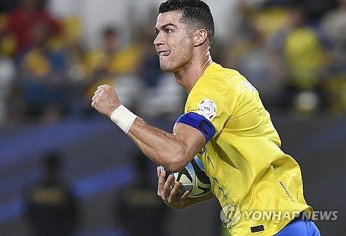 사우디아라비아 프로축구 리그에서 뛰고 있는 크리스티아누 호날두가 또다시 새로운 기록을 작성했다. 호날두는 28일(한국시간) 열린 알이티하드와의 2023-24시즌 사우디아라비아 프로리그 34라운드 최종전에서 멀티골을 몰아치며 소속팀 알나스르의 4-2 대승을 이끌었다. 최종 35골로 시즌을 마친 호날두는 알렉산다르 미트로비치(27골)를 제치고 득점왕에 등극했다. 이로써 호날두는 네 개 리그에서 득점왕을 차지한 최초의 선수가 됐다. 사진 연합뉴스