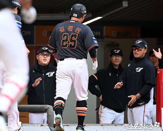 2회초 2사 1,3루 한화 김태연이 스리런 홈런을 날린 후 최원호 감독의 축하를 받고 있다.