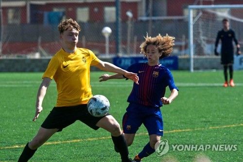 스페인 매체 문도 데포르티보가 28일(한국시간) 맨유가 이번 여름 PSG 스타 사비 시몬스 임대 영입에 아주 관심이 있다고 전했다.&nbsp;바르셀로나 라마시아 출신인 시몬스는 PSG, PSV아인트호번을 거쳤고 지난해 여름 PSG에 합류한 이강인 등에 밀려 라이프치히로 임대 이적했다. 그는 다시 유럽 빅클럽의 관심을 받고 있다. 연합뉴스