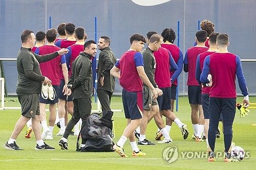 스페인 매체 아스가 28일(한국시간) 바르셀로나로부터 경질된 사비 감독과 그츼 사단 8명의 위약금이 단돈 300만유로(약 44억원)에 불과했다고 전했다.&nbsp;사비는 자진 사퇴 의사를 밝혔다가 구단의 만류로 잔류를 선택했다. 하지만 구단이 다시 사비의 인터뷰에 분노하면서 경질을 결정했다. 연합뉴스