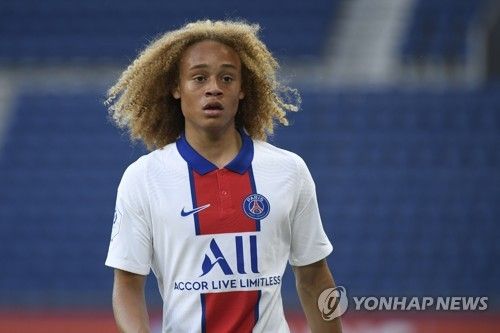 스페인 매체 문도 데포르티보가 28일(한국시간) 맨유가 이번 여름 PSG 스타 사비 시몬스 임대 영입에 아주 관심이 있다고 전했다.&nbsp;바르셀로나 라마시아 출신인 시몬스는 PSG, PSV아인트호번을 거쳤고 지난해 여름 PSG에 합류한 이강인 등에 밀려 라이프치히로 임대 이적했다. 그는 다시 유럽 빅클럽의 관심을 받고 있다. 연합뉴스