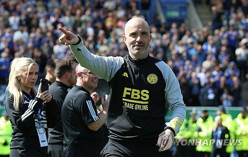 이적시장 전문 기자 파브리치오 로마노가 28일 SNS를 통해 첼시가 엔소 마레스카 레스터 시티 감독 선임이 임박했다고 전했다. 계약 기간은 3년이 예상되며 레스터시티에서 함께 한 사단도 첼시로 합류할 것으로 보인다. 지난 시즌 맨체스터 시티 1군 코치로서 펩 과르디올라 감독을 보좌했던 그는 이번 시즌 레스터를 이끌고 2부리그 우승을 차지하면서 프리미어리그 복귀를 이끌었다. 첼시가 마레스카 감독 선임에 가까워지자 지난 2016년 대머리 감독은 프리미어리그에서 우승하지 못했다고 주장한 축구통계매체 스쿼카는 8년 전 주장을 번복하고 지금 모두가 대머리 감독을 원하고 있다고 주장해 눈길을 끌었다. 연합뉴스