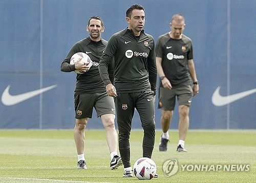 스페인 매체 아스가 28일(한국시간) 바르셀로나로부터 경질된 사비 감독과 그츼 사단 8명의 위약금이 단돈 300만유로(약 44억원)에 불과했다고 전했다.&nbsp;사비는 자진 사퇴 의사를 밝혔다가 구단의 만류로 잔류를 선택했다. 하지만 구단이 다시 사비의 인터뷰에 분노하면서 경질을 결정했다. 연합뉴스