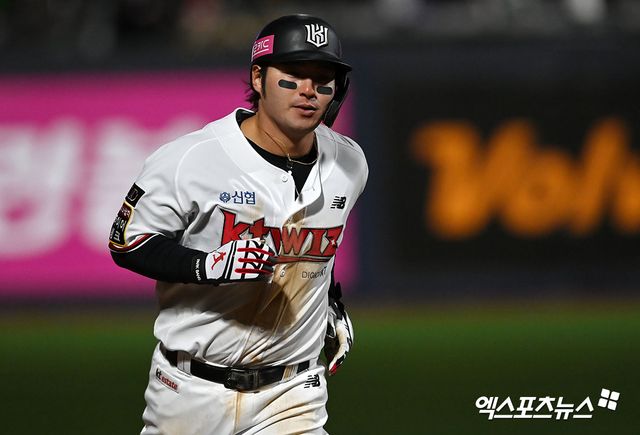 KT 위즈 내야수 박병호가 경기 중 홈런을 친 뒤 베이스를 돌고 있다. 박병호는 올해 성적 부진으로 출전 기회가 줄어들자 아쉬움을 갖고 구단과 면담 끝 스스로 방출을 요청했다. KT는 박병호를 설득했으나 통하지 않은 것으로 보인다. 엑스포츠뉴스 DB