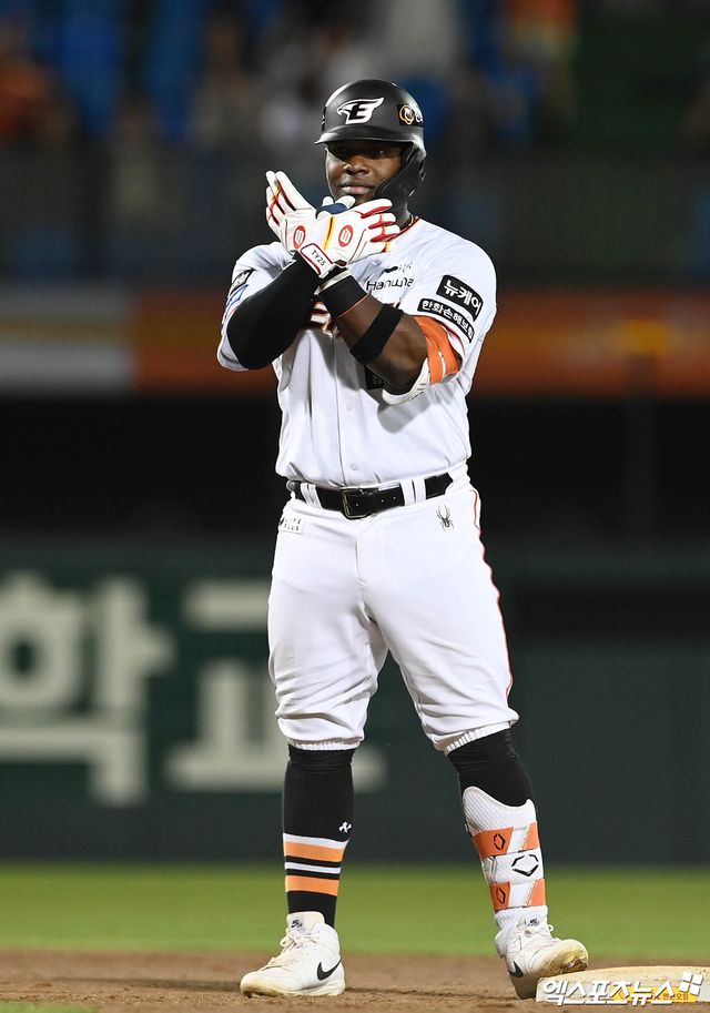 28일 오후 대전 한화생명이글스파크에서 열린 2024 신한 SOL Bank KBO리그 롯데 자이언츠와 한화 이글스의 경기, 7회말 1사 3루 한화 페라자가 1타점 적시 2루타를 때려낸 뒤 세리머니를 하고 있다. 대전, 박지영 기자