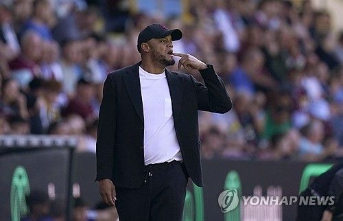 ​​벨기에 출신 세계적인 중앙수비수 뱅상 콤파니가 한국 최고의 수비수 김민재를 가르치게 됐다. 이적시장 전문가 파브리치오 로마노는 25일 독일 바이에른 뮌헨이 콤파니를 감독으로 영입하기 위해 콤파니 현 소속팀 잉글랜드 2부 번리와의 위약금 협상을 모두 마무리했다고 알렸다. 아울러 특정 이적 건이 발표만 남겨뒀을 때 로마노 자신이 쓰는 시그니처 세리머니 '히어 위 고'를 띄웠다. 콤파니 감독은 29일 뮌헨과 3년 계약을 맺을 것으로 스카이스포츠 독일이 보도했다. 연합뉴스