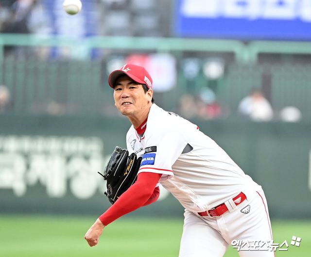 16일 오후 인천SSG랜더스필드에서 열린 2024 신한 SOL Bank KBO리그 KIA 타이거즈와 SSG 랜더스의 경기, 1회초 SSG 선발투수 김광현이 공을 힘차게 던지고 있다. 엑스포츠뉴스 DB