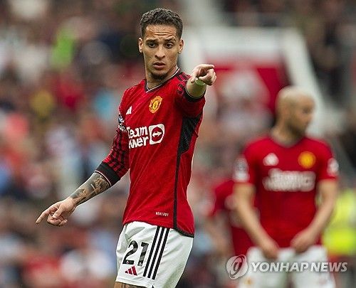 스페인 매체 문도 데포르티보가 28일(한국시간) 맨유가 이번 여름 PSG 스타 사비 시몬스 임대 영입에 아주 관심이 있다고 전했다.&nbsp;바르셀로나 라마시아 출신인 시몬스는 PSG, PSV아인트호번을 거쳤고 지난해 여름 PSG에 합류한 이강인 등에 밀려 라이프치히로 임대 이적했다. 그는 다시 유럽 빅클럽의 관심을 받고 있다. 연합뉴스