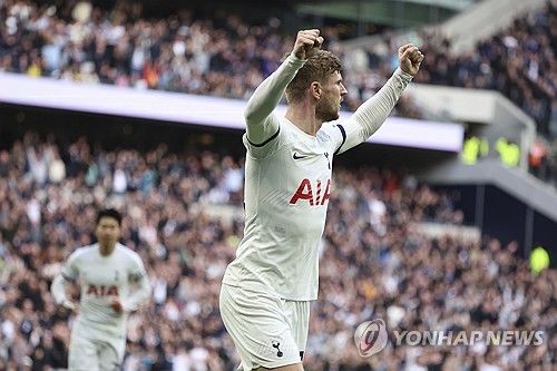 토트넘이 29일(한국시간) 공식 홈페이지를 통해 티모 베르너를 한 시즌 더 임대 영입하기로 했다고 발표했다.&nbsp; 베르너는 지난 1월 토트넘에 임대 이적한 데 이어 1년 더 북런던에 남아 손흥민과 함께 한다. 완전 이적 옵션도 포함돼 있으며 최대 1600만유로의 이적료가 든다. 연합뉴스