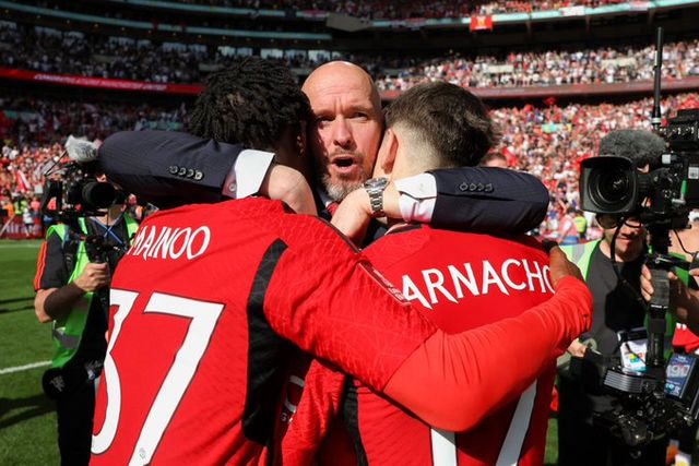 영국 매체 맨체스터 이브닝 뉴스가 지난 27일(한국시간) FA컵 우승에 성공한 턴하흐 감독에 대해 맨유가 유임을 고려하고 있다고 전했다.&nbsp;맨유는 25일 런던 웸블리 스타디움에서 열린 맨체스터 시티와의 2023-2024시즌 FA컵에서 2-1로 승리하며 8년만의 우승과 함께 다음 시즌 UEFA 유로파리그 진출에 성공했다. 맨유