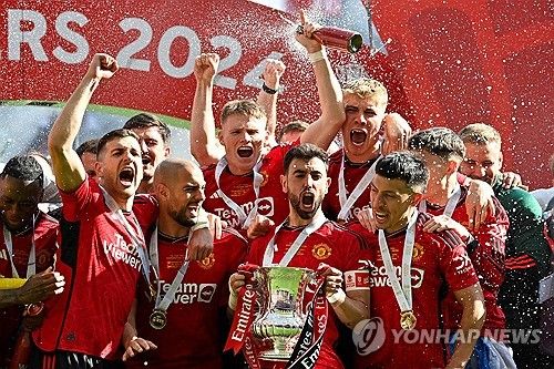 영국 매체 맨체스터 이브닝 뉴스가 지난 27일(한국시간) FA컵 우승에 성공한 턴하흐 감독에 대해 맨유가 유임을 고려하고 있다고 전했다.&nbsp;맨유는 25일 런던 웸블리 스타디움에서 열린 맨체스터 시티와의 2023-2024시즌 FA컵에서 2-1로 승리하며 8년만의 우승과 함께 다음 시즌 UEFA 유로파리그 진출에 성공했다. 연합뉴스