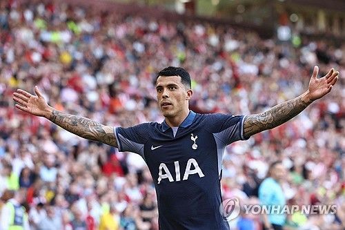 토트넘 홋스퍼의 주장 손흥민이 토트넘 동료 페드로 포로가 스페인 국가대표팀 예비 명단 탈락 이후 소셜미디어에 올린 게시글을 보고 댓글로 위로를 건넸다. 포로는 유럽축구연맹(UEFA) 2024 유럽축구선수권대회(유로2024)를 준비하는 스페인 대표팀의 예비 명단에서 제외됐는데, 이후 자신의 소셜미디어를 통해 아쉬움을 드러냈다. 이에 주장 손흥민과 부주장 크리스티안 로메로, 그리고 수비수 미키 판더펜이 댓글로 포로를 위로하고 응원했다. 사진 연합뉴스