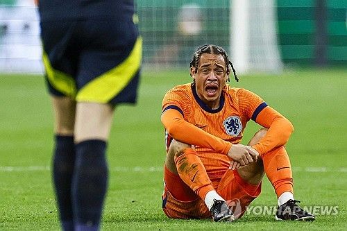 스페인 매체 문도 데포르티보가 28일(한국시간) 맨유가 이번 여름 PSG 스타 사비 시몬스 임대 영입에 아주 관심이 있다고 전했다.&nbsp;바르셀로나 라마시아 출신인 시몬스는 PSG, PSV아인트호번을 거쳤고 지난해 여름 PSG에 합류한 이강인 등에 밀려 라이프치히로 임대 이적했다. 그는 다시 유럽 빅클럽의 관심을 받고 있다. 연합뉴스