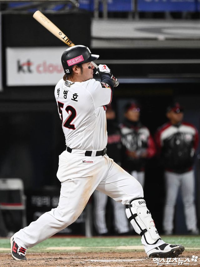 KT 위즈 내야수 박병호가 경기 중 타격하고 있다. 박병호는 올해 성적 부진으로 출전 기회가 줄어들자 아쉬움을 갖고 구단과 면담 끝 스스로 방출을 요청했다. KT는 박병호를 설득했으나 통하지 않은 것으로 보인다. 엑스포츠뉴스 DB