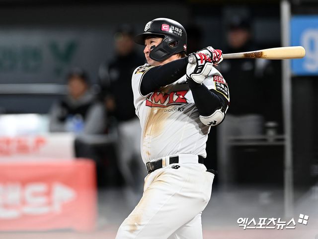 KT 위즈 내야수 박병호가 경기 중 타격하고 있다. 박병호는 올해 성적 부진으로 출전 기회가 줄어들자 아쉬움을 갖고 구단과 면담 끝 스스로 방출을 요청했다. KT는 박병호를 설득했으나 통하지 않은 것으로 보인다. 엑스포츠뉴스 DB