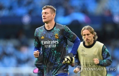 모드리치가 28일(한국시간) 공개된 스페인 매체 코페와의 인터뷰를 통해 은퇴를 선언한 크로스가 축구선수에게 최고의 권위를 자랑하는 '발롱도르'를 받았으면 좋겠다고 밝혔다.&nbsp; 모드리치는 매체와의 영상 인터뷰를 통해 "레알 마드리드에서 누군가가 발롱도르를 수상해야 한다"라며 유력 후보는 비니시우스 주니오르, 주드 벨링엄, 그리고 크로스다. 내 친구이기 때문에 크로스가 (발롱도르를) 수상했으면 좋겠다라고 말했다. 크로스는 오는 6월 독일에서 열리는 유로 2024 이후 선수 생활을 마감한다.&nbsp;연합뉴스 